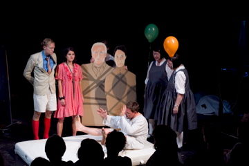 anna * pollack, Beitragsfoto: Sterbebett mit Pappendeckel