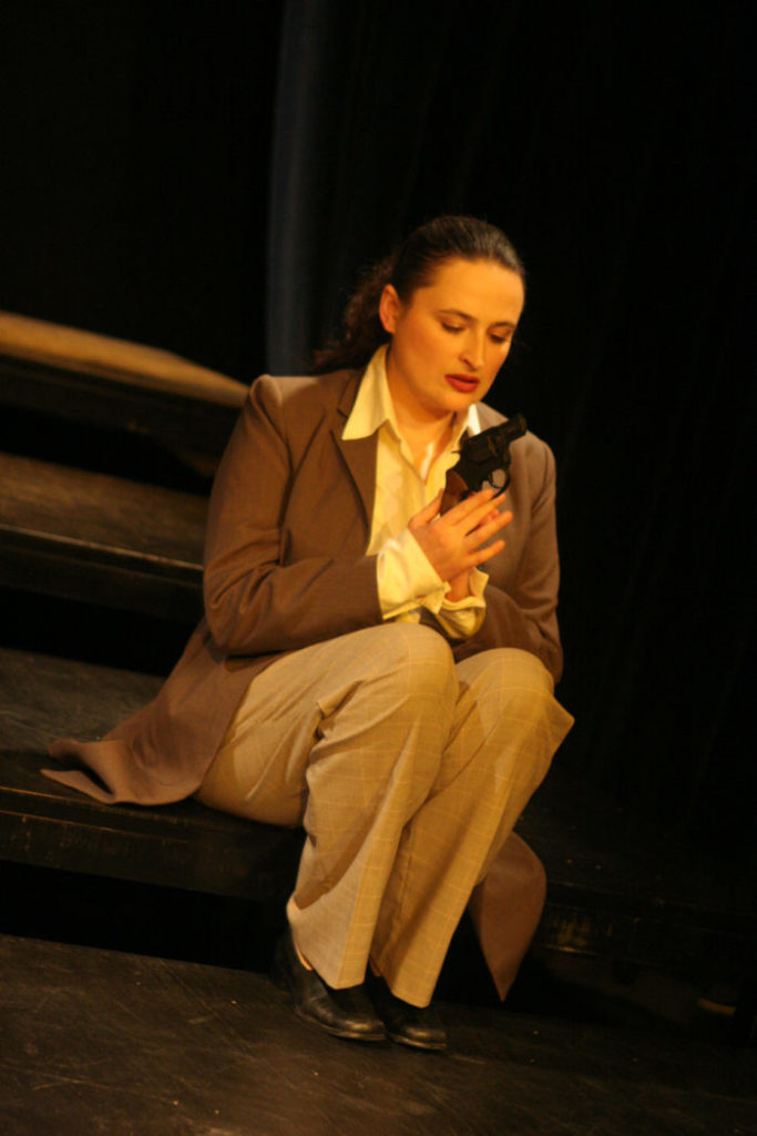 anna * pollack - Lulu, Hertha Pachl, mit Pistole