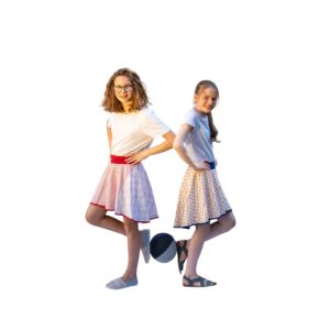 anna * pollack - Zwei Mädchen im Wenderock mit Ballonhülle