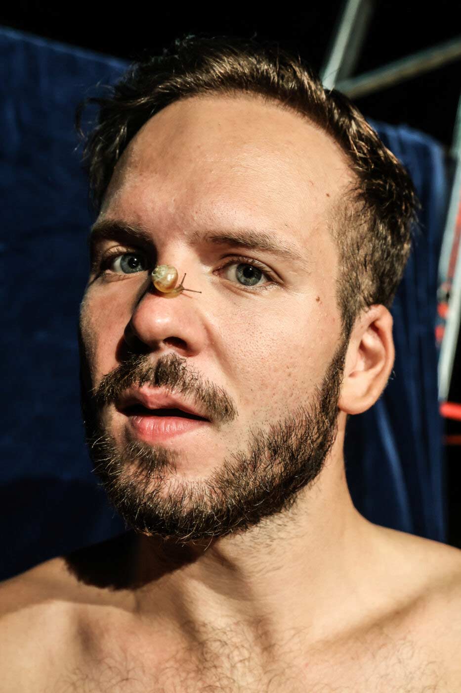 anna * pollack - Sujetfoto "Die Entdeckung der Langsamkeit", Adrian Stowasser mit Schnecke auf der Nase