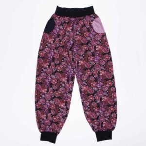 anna * pollack, Piratenhose Blumen lila, medium, Bund schwarz, Taschen schwarz und rosa
