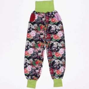 anna * pollack, PIratenhose Mixed, 134-152, Schwarz Blumen, Bund hellgrün, eine Tasche rot, eine rosa
