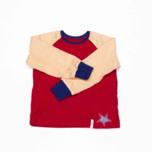 anna * pollack, Pulli rot mit einem Stern, Ärmel gelb, 92-98, Vorderansicht