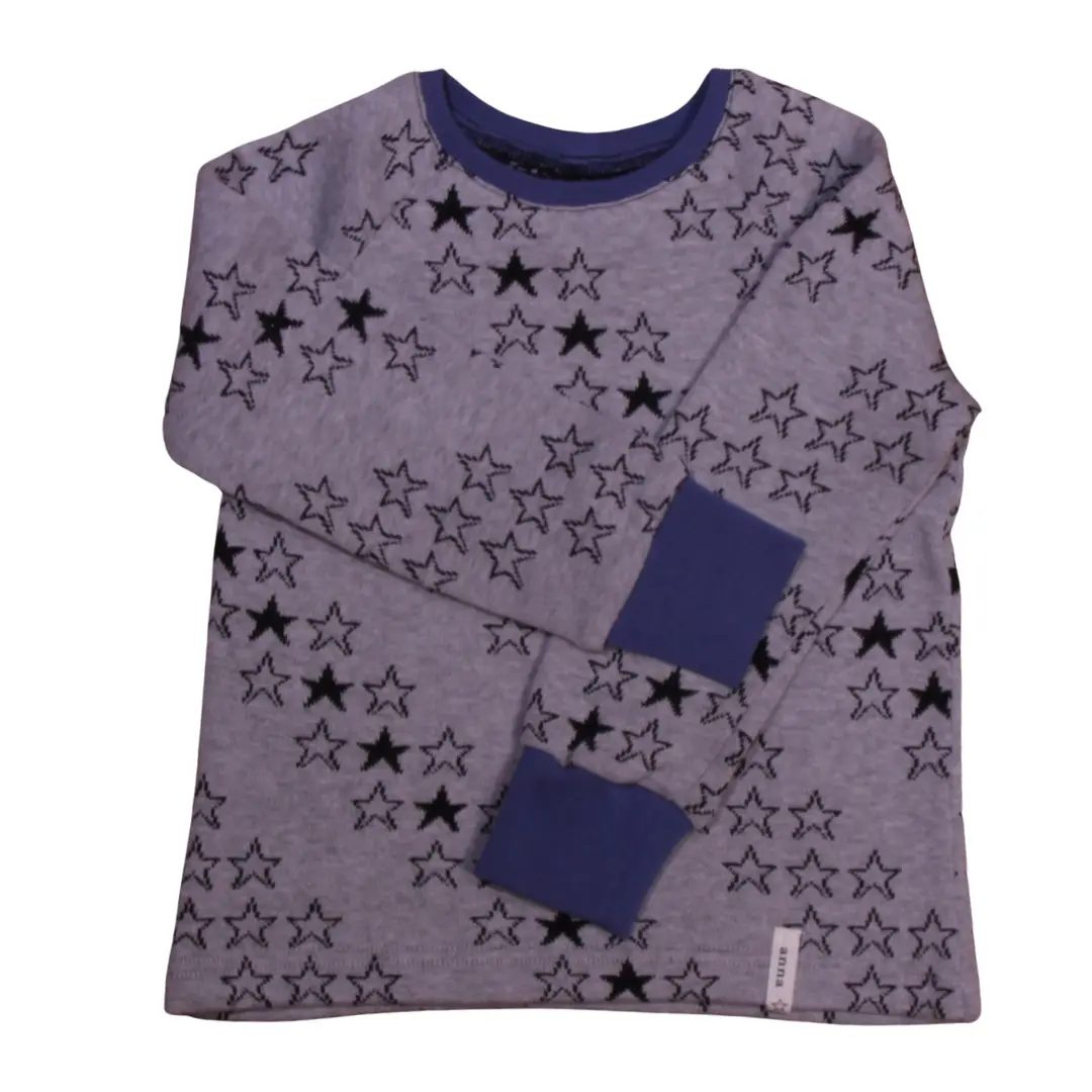 anna * pollack, Pulli grau mit Sternen, 92-98, Vorderansicht, Ärmel überkreuzt