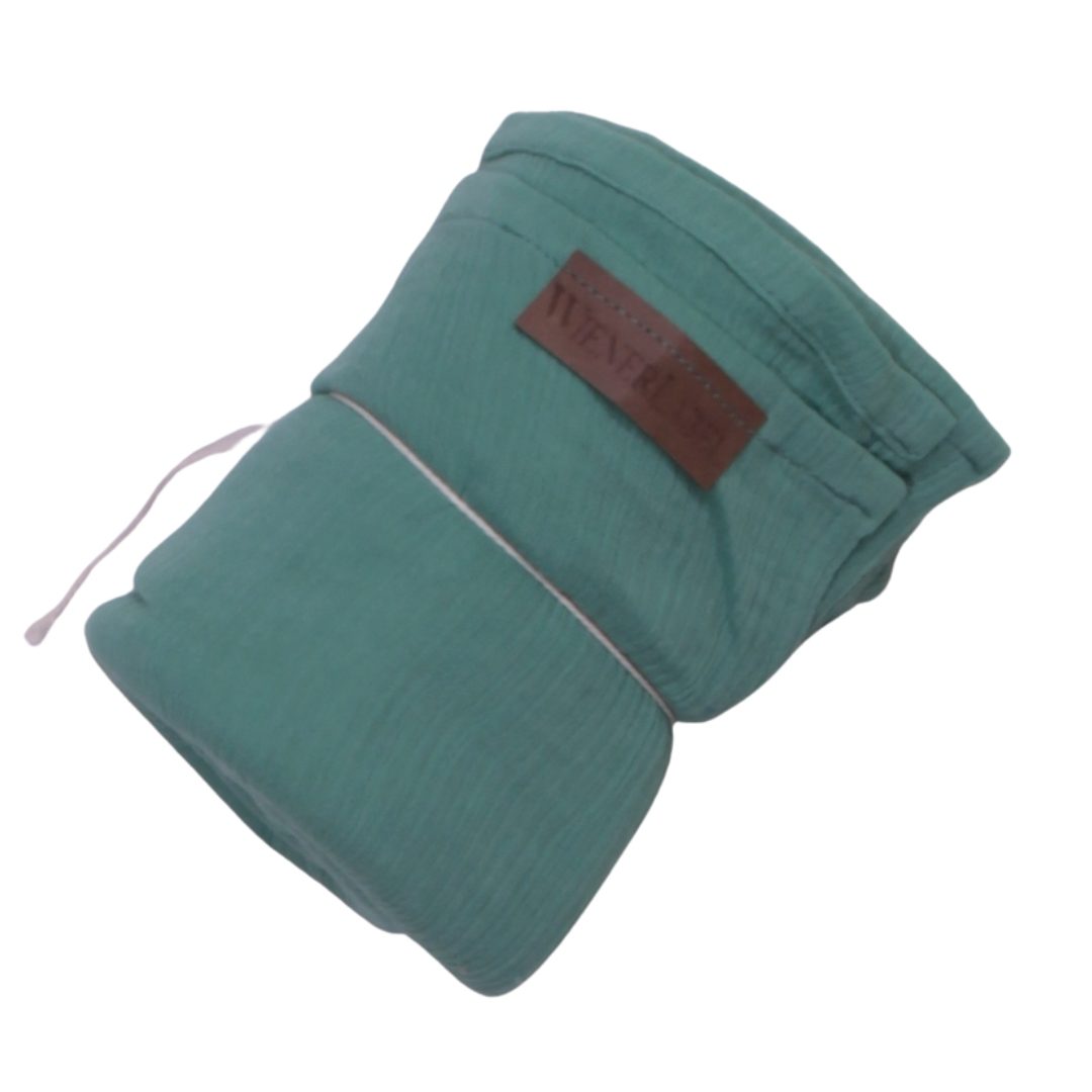 anna * pollack, großes Tuch Karl in grün, zusammengerollt mit Schnur gebunden