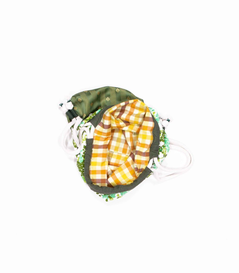 anna * pollack, Beutelbag, Oberteil grüne Blätter, Unterteil grün mit Muster, Träger cremefarben, Ansicht von Oben nach Innen, Futter gelbes Karo