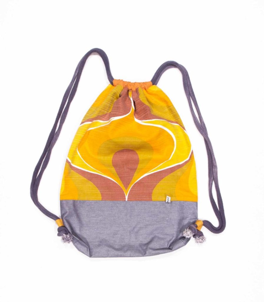 anna * pollack, Beutelbag, Oberteil gelb 70ies, Unterteil grau, Träger grau, Ansicht von Oben, zugezogen