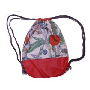 anna * pollack, Beutelbag, Oberteil groß geblümt, Unterteil rotes Kunstleder, Träger grau, Ansicht zugezogen, Tasche rot