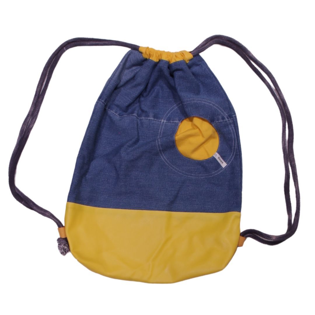 anna * pollack, Beutelbag, Oberteil Denim, Unterteil gelbes Kunstleder, Tasche gelb, Träger grau, Ansicht zugezogen liegend