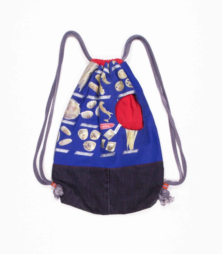 anna * pollack, Beutelbag, Oberteil blau mit Pasta Aufdruck, Unterteil grauer Denim, Tasche rot, Träger grau, Ansicht zugezogen