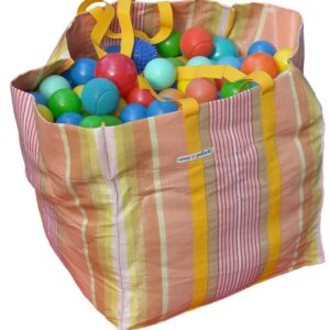 anna * pollack, Ordnungshüter Quader mit rosa Streifen, gefüllt mit vielen bunten Bällen