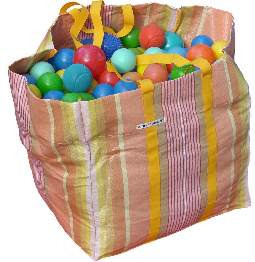 anna * pollack, Ordnungshüter Quader mit rosa Streifen, gefüllt mit vielen bunten Bällen