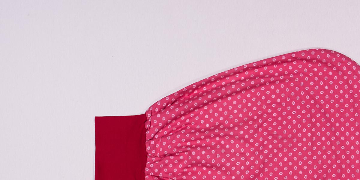 anna * pollack, Pucksack, Dirndl rosa, Bund rot, Detail-Ansicht