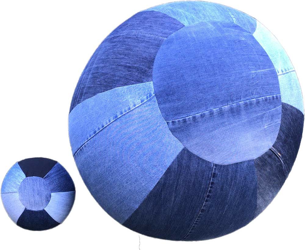 anna * pollack, Luftballonhülle XXL, 80cm Durchmesser in Denim, liegend neben einer 25cm Ballonhülle