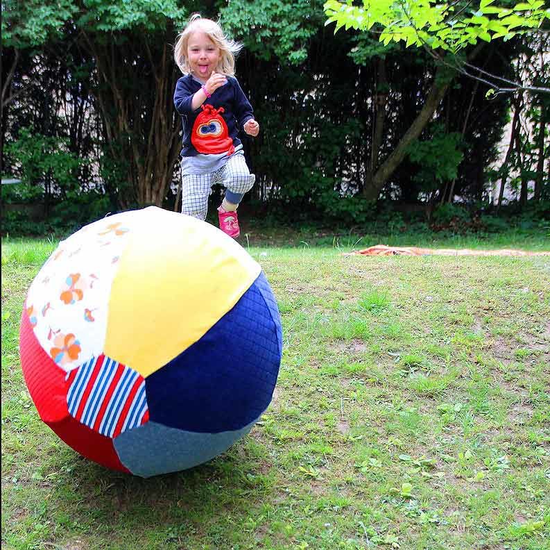 anna * pollack, Luftballonhülle XXL bunt, 80cm Durchmesser in Action mit einem kleinen Kind