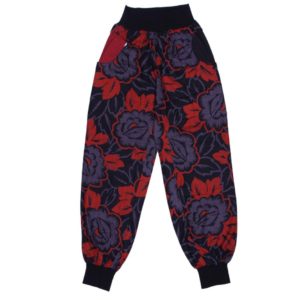 anna * pollack, Piratenhose Blumen rot, grau, schwarz, Bund und eine Taschen schwarz, eine Tasche rot