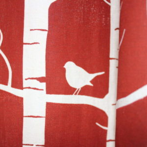 anna * pollack, Detailaufnahme, Vorhang Leinen, beige mit Rostrot, Vogel am Ast