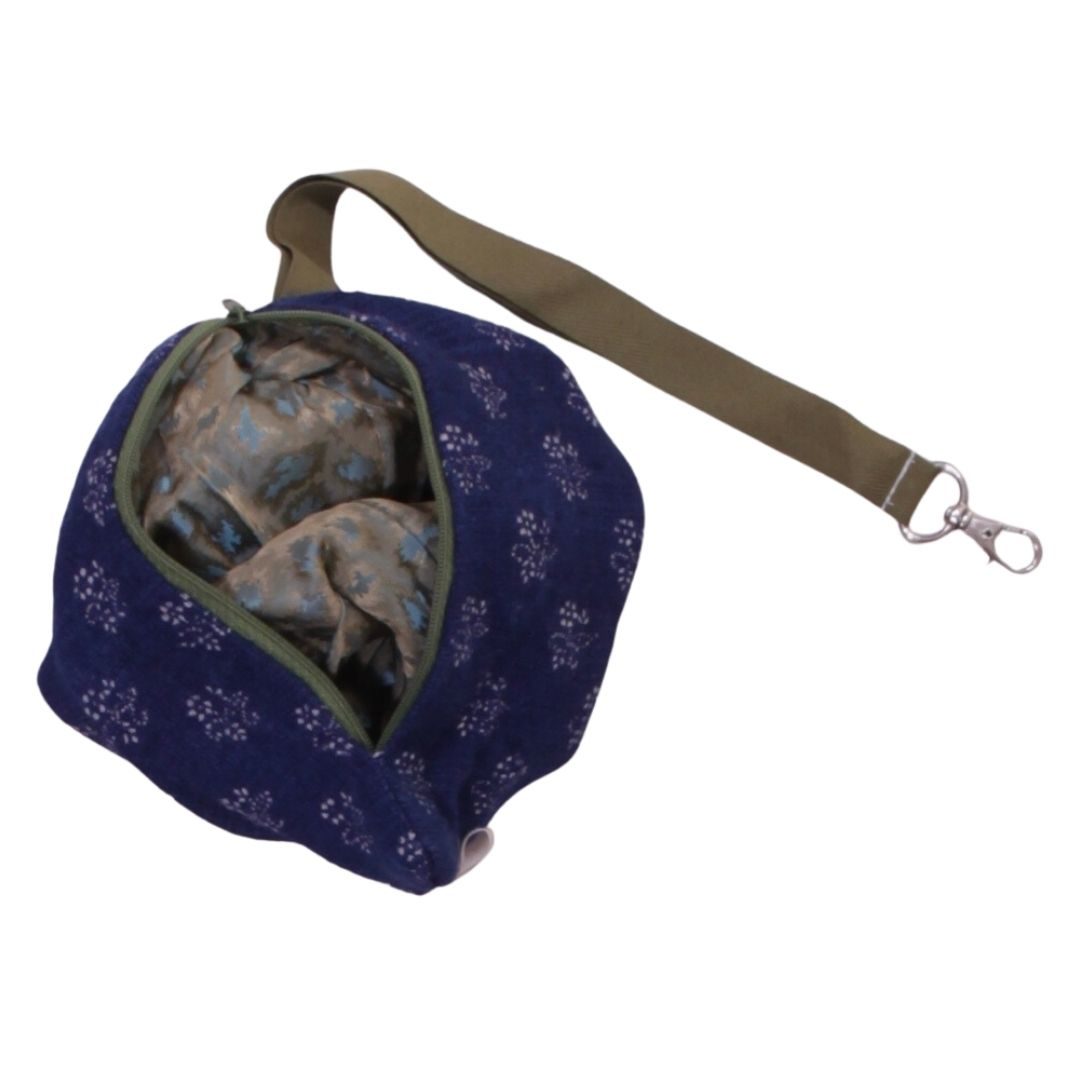 anna * pollack, Täschchen Dirndl dunkelblau, olivgrün gemustert gefüttert, mit Zipp und Gurt