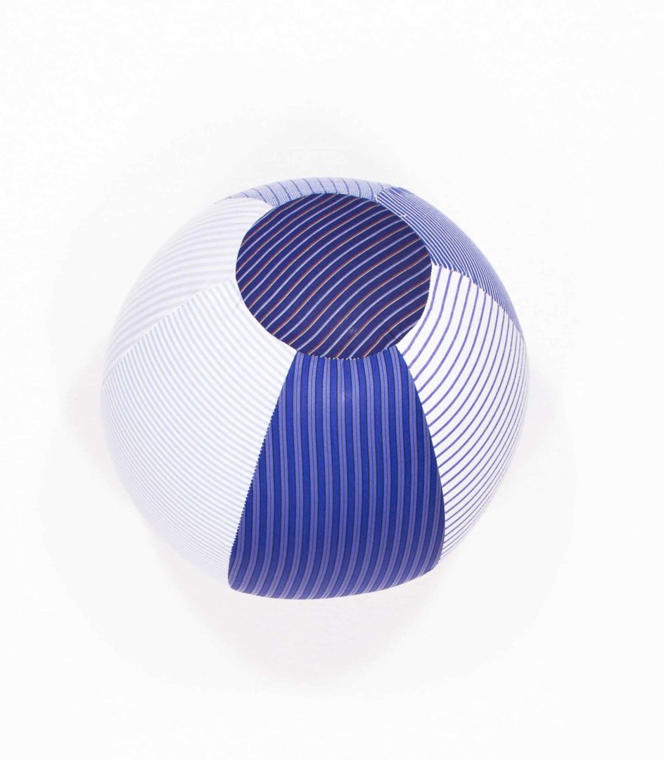 anna * pollack, Luftballonhülle aus upgecycelten Stoffresten, Grundfarbe blau