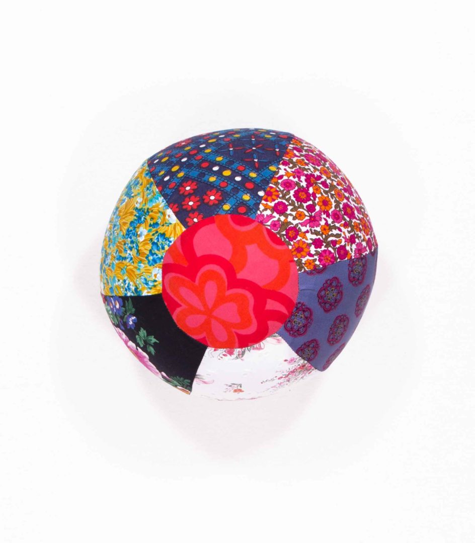 anna * pollack, Luftballonhülle aus upgecycelten Stoffresten, Grundfarbe Blumen