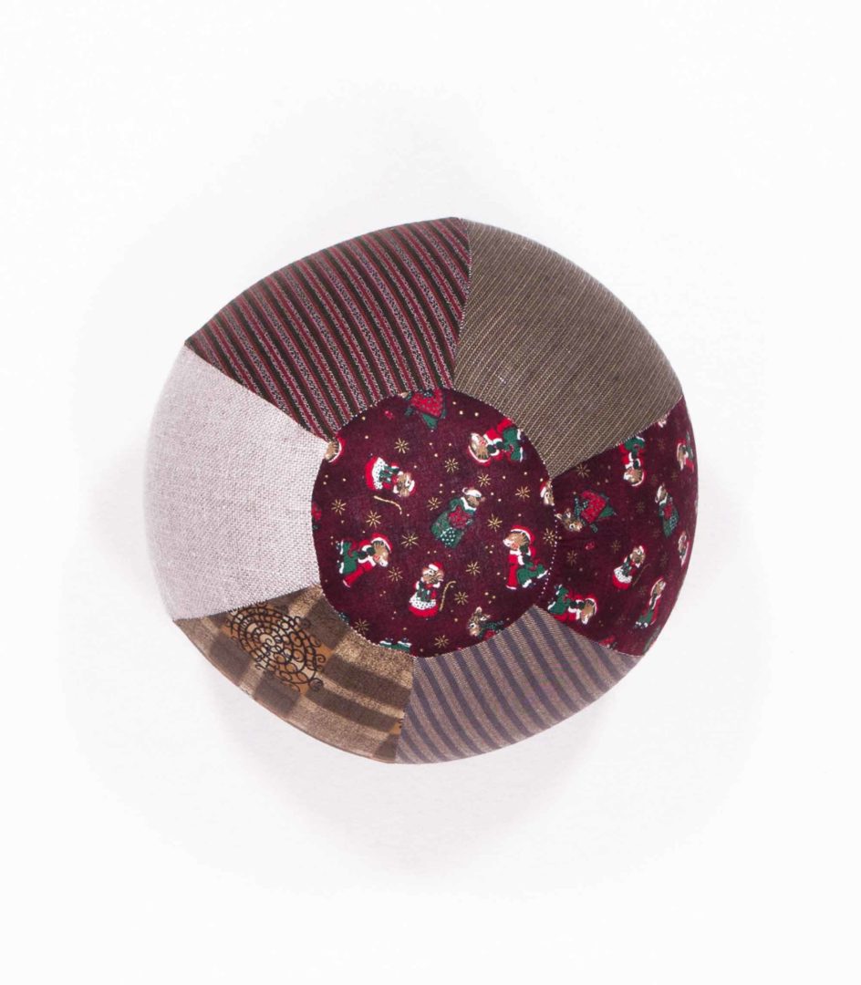 anna * pollack, Luftballonhülle aus upgecycelten Stoffresten, Grundfarbe braun