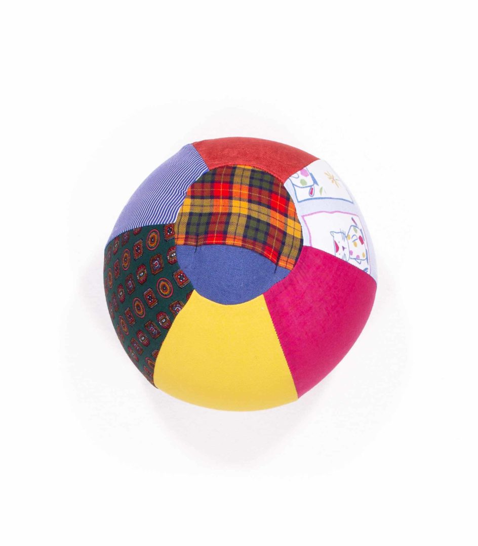 anna * pollack, Luftballonhülle aus upgecycelten Stoffresten, Grundfarbe bunt