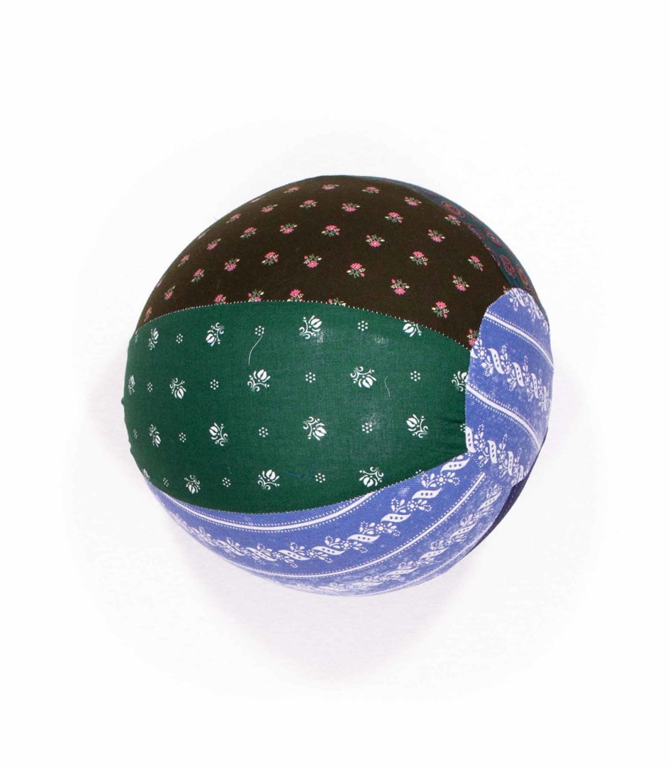 anna * pollack, Luftballonhülle aus upgecycelten Stoffresten, Grundfarbe drindl