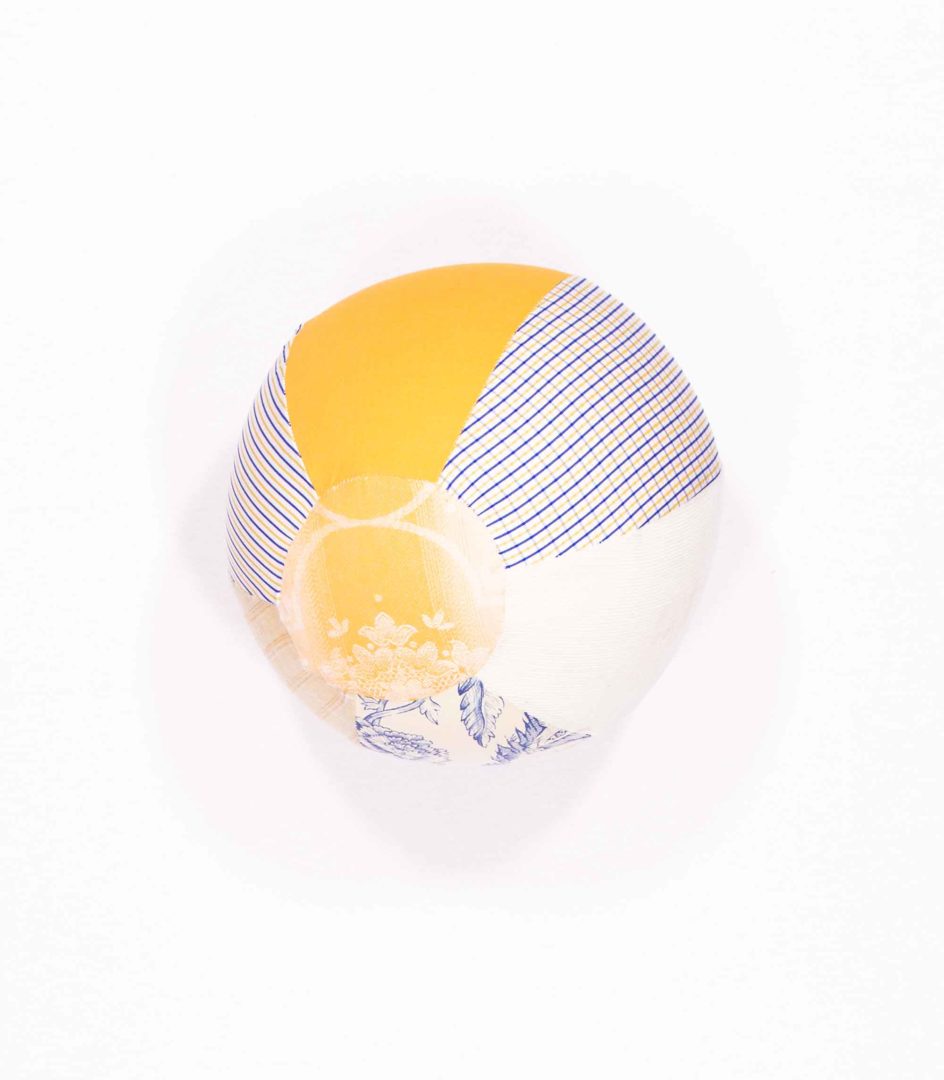 anna * pollack, Luftballonhülle aus upgecycelten Stoffresten, Grundfarbe gelb