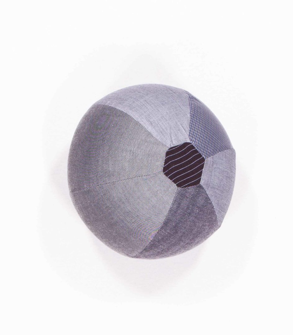 anna * pollack, Luftballonhülle aus upgecycelten Stoffresten, Grundfarbe grau