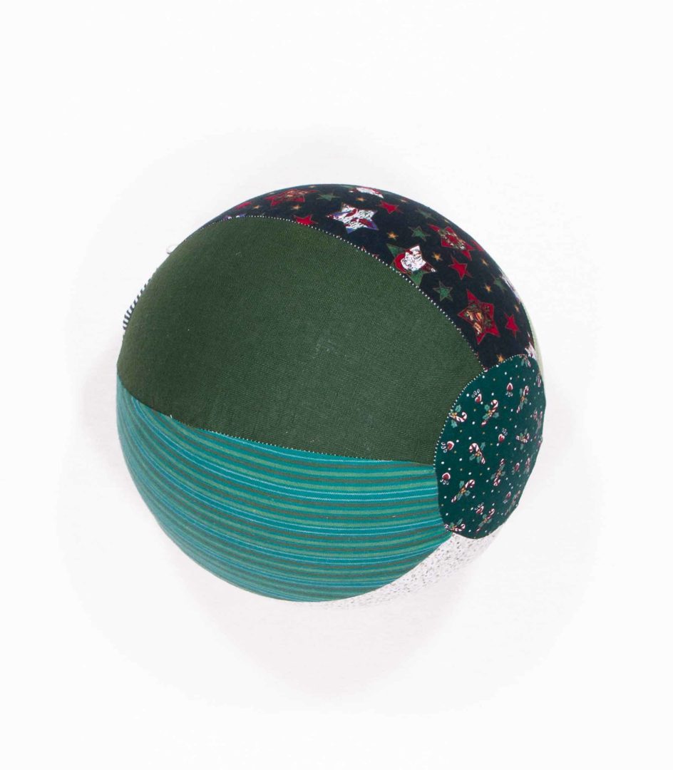 anna * pollack, Luftballonhülle aus upgecycelten Stoffresten, Grundfarbe grün