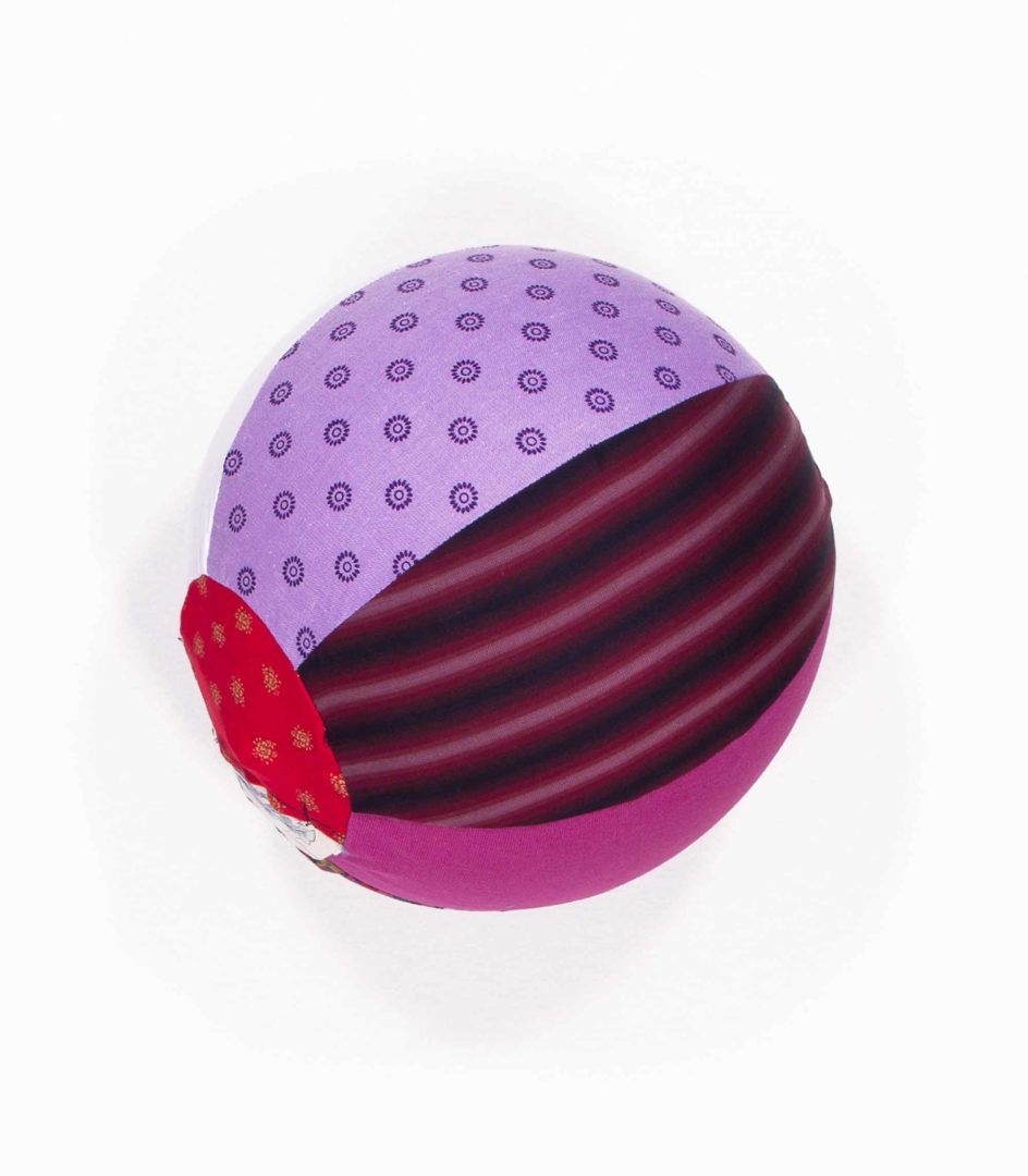 anna * pollack, Luftballonhülle aus upgecycelten Stoffresten, Grundfarbe lila