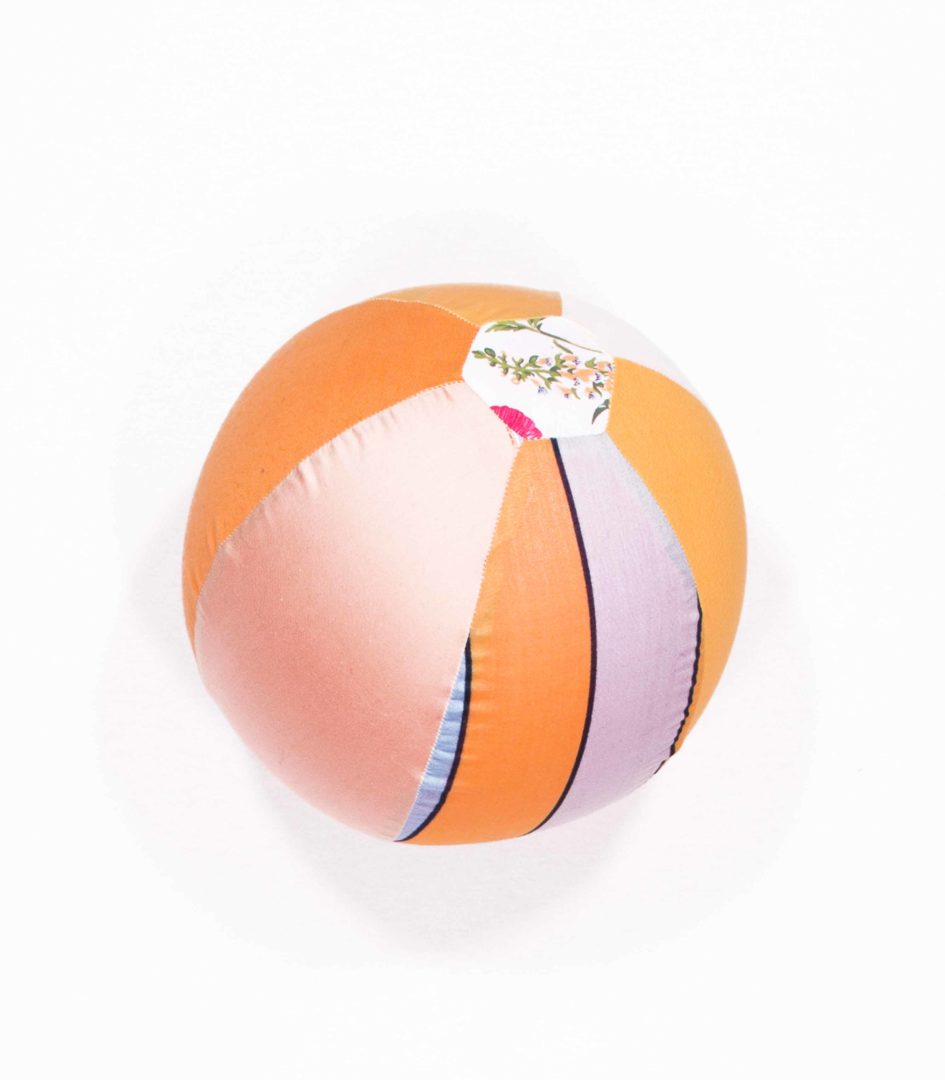anna * pollack, Luftballonhülle aus upgecycelten Stoffresten, Grundfarbe orange
