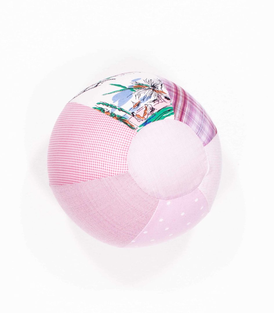 anna * pollack, Luftballonhülle aus upgecycelten Stoffresten, Grundfarbe rosa