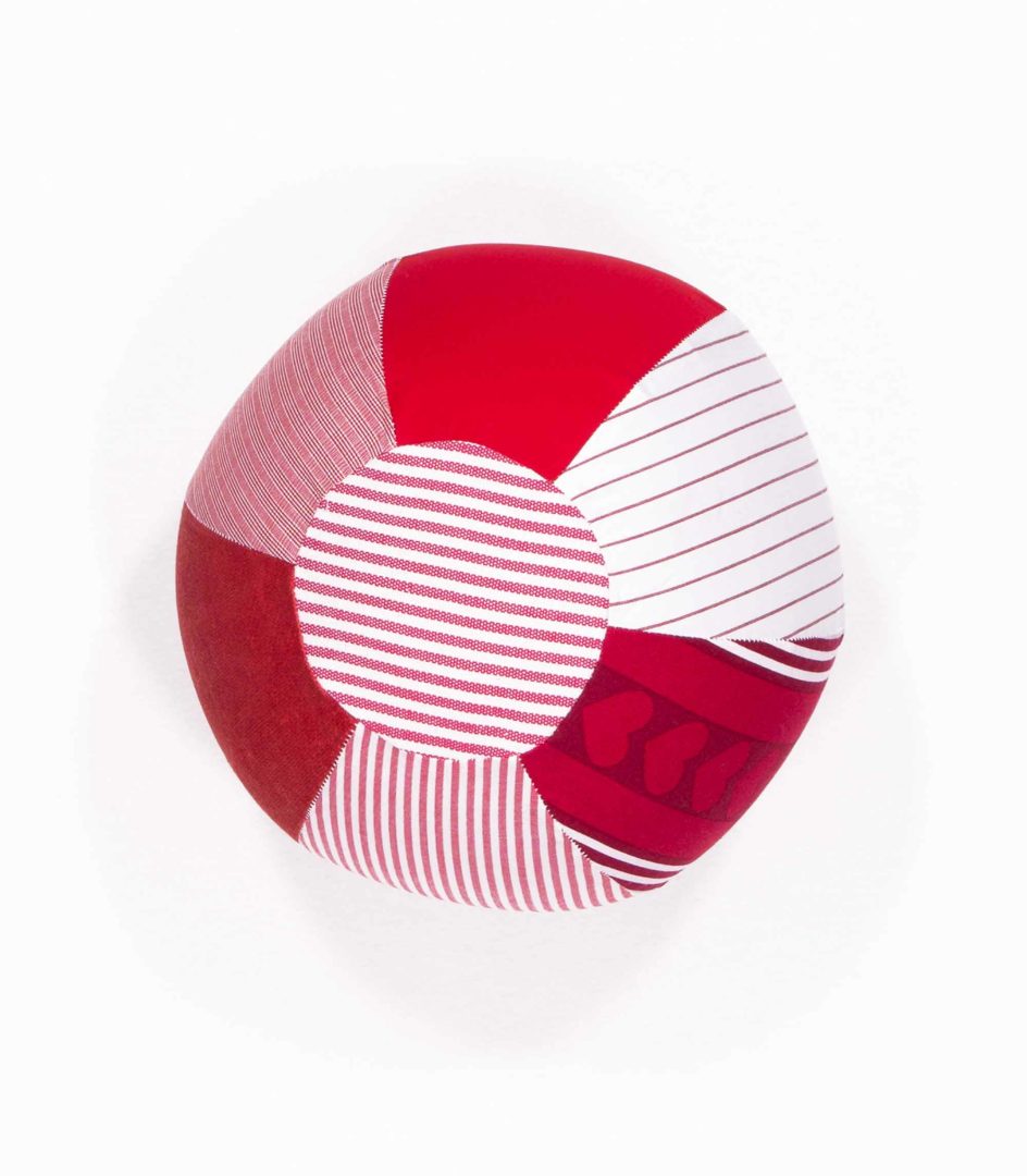 anna * pollack, Luftballonhülle aus upgecycelten Stoffresten, Grundfarbe rot