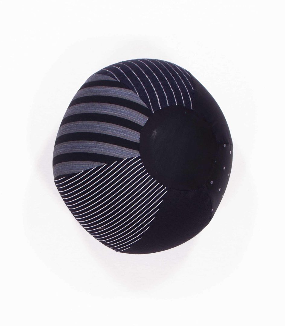 anna * pollack, Luftballonhülle aus upgecycelten Stoffresten, Grundfarbe schwarz