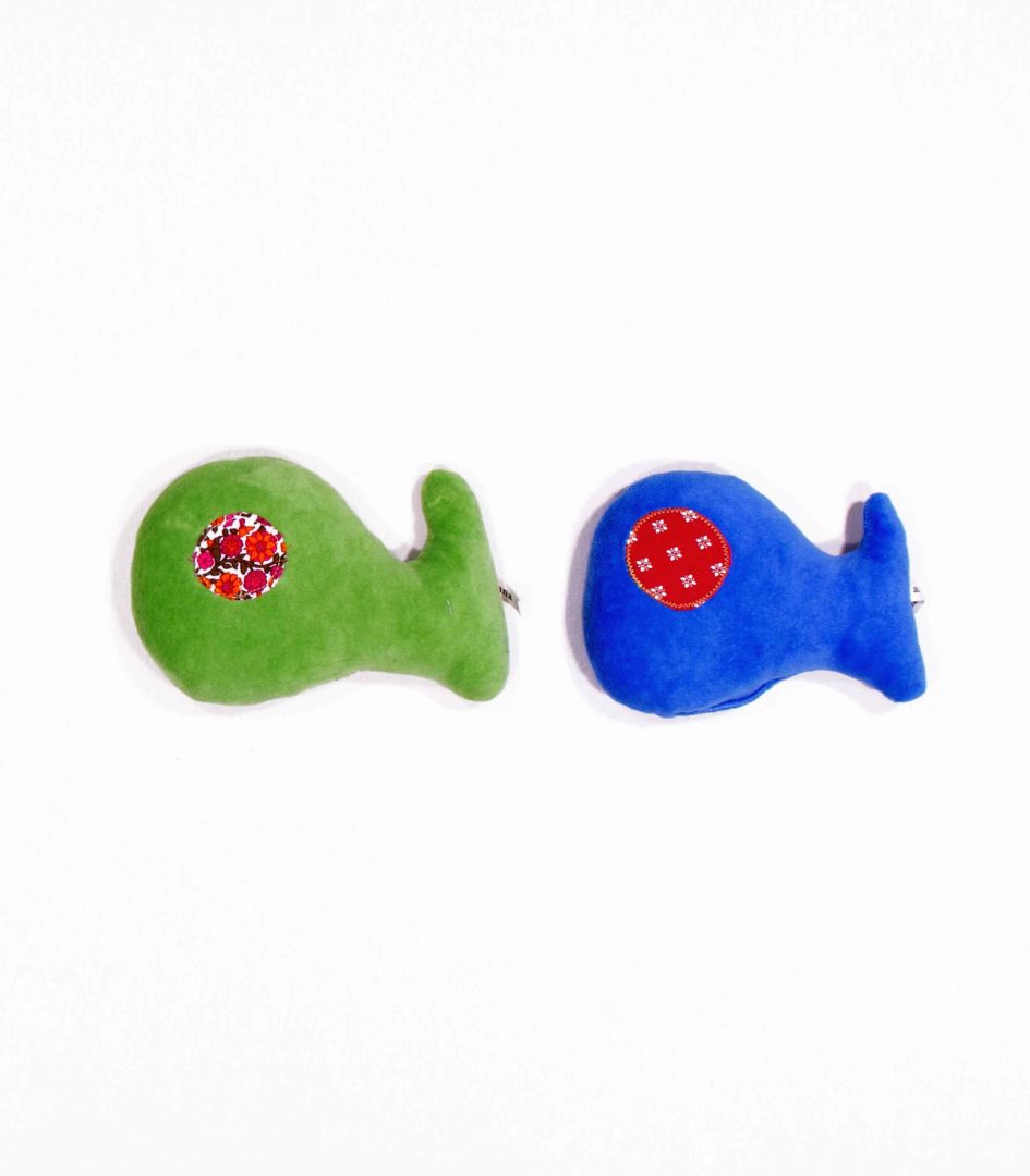 anna * pollack, Bild von 2 Rasselfischen nebeneinander, einer in Grün, einer in Blau