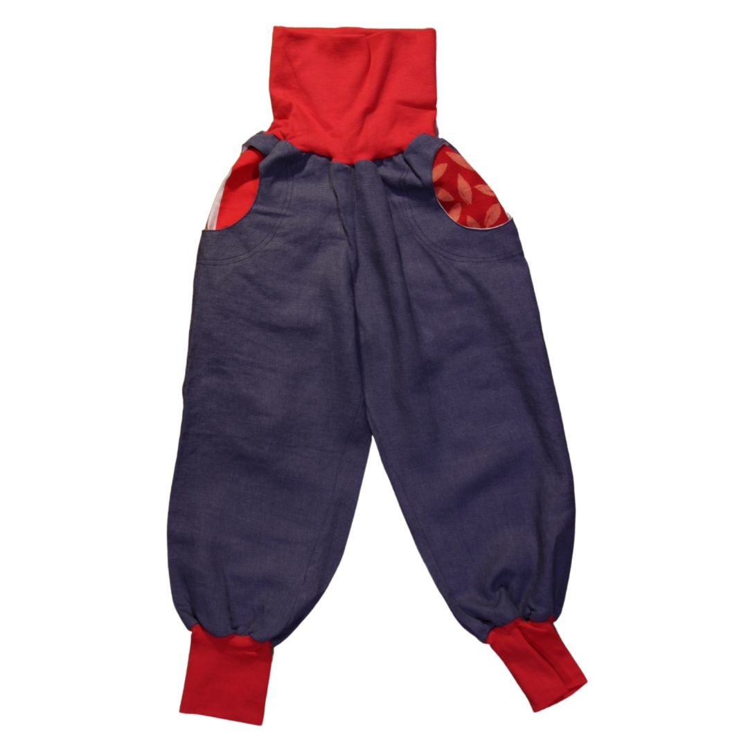 anna * pollack, Piratenhose Leinen blau mit rotem Bund und roten Taschen