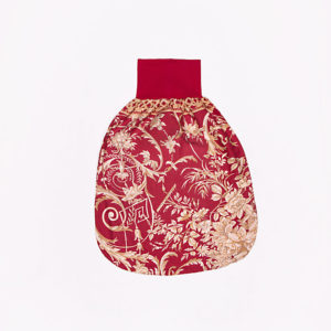 anna * pollack, Pucksack/Schlafsack aus einem roten, gemusterten Stoff, Bund rot