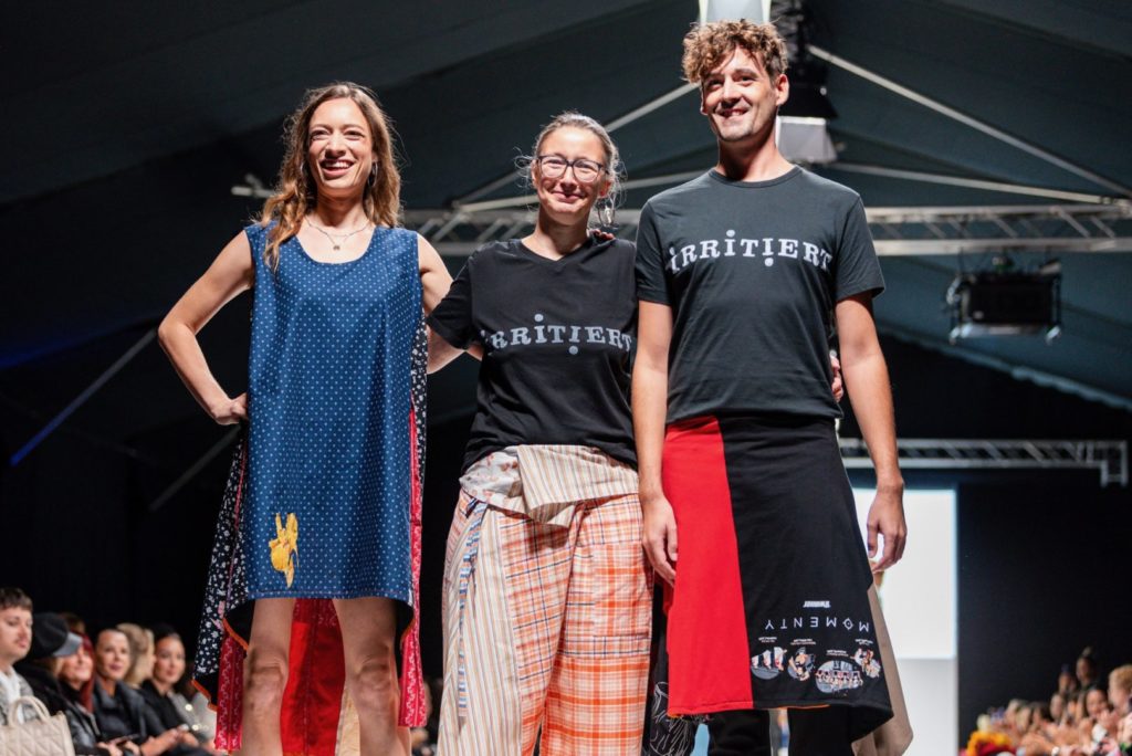 anna * pollack viennafashionweek24, Anna Pollack mit den Models Selina Ströbele und Mario Klein