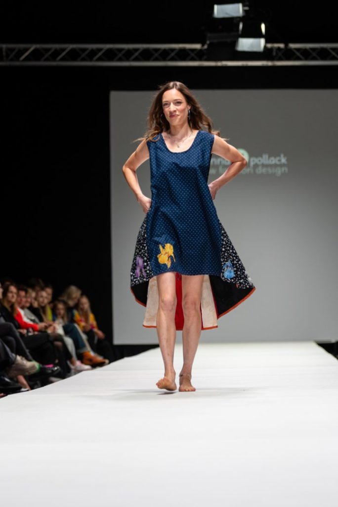 anna_pollack_viennafashionweek24, anna * pollack, Selina Ströbele im Dirndl reloaded Kleid, Ansicht Vorne