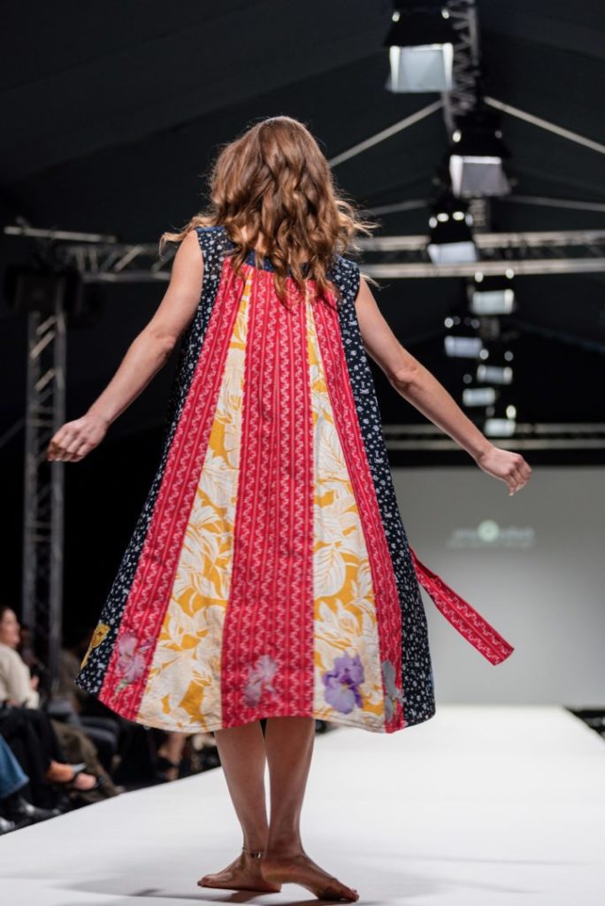 anna_pollack_viennafashionweek24, anna * pollack, Selina Ströbele im Dirndl reloaded Kleid, Ansicht Drehung Rücken