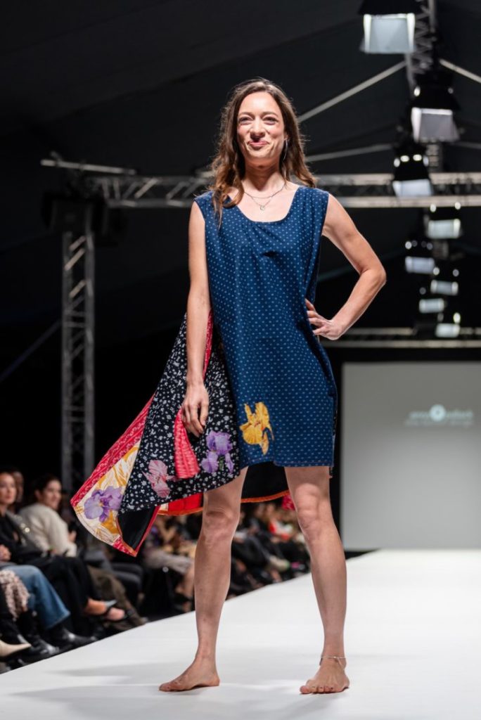 anna_pollack_viennafashionweek24, anna * pollack, Selina Ströbele im Dirndl reloaded Kleid, Ansicht Drehung vorne