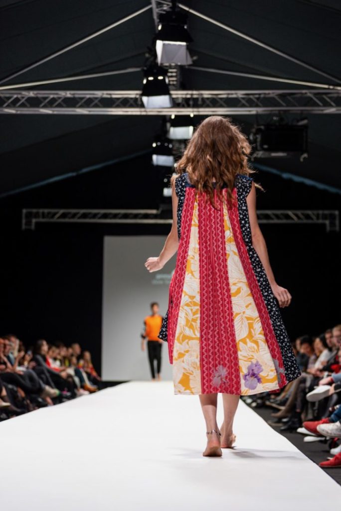 anna_pollack_viennafashionweek24, anna * pollack, Selina Ströbele im Dirndl reloaded Kleid, Ansicht Rücken