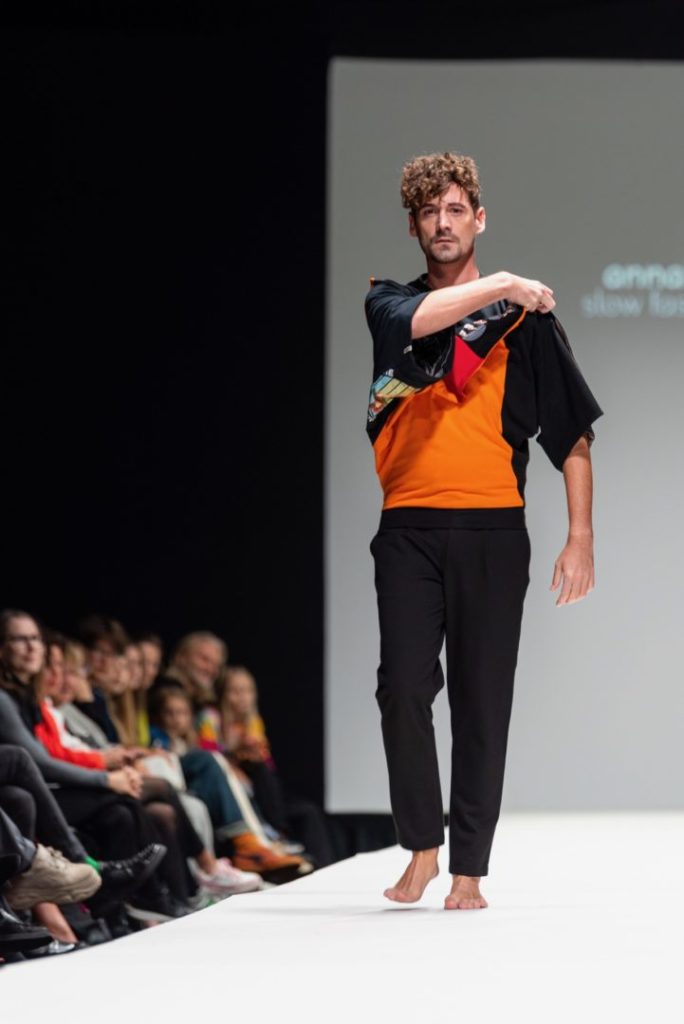 anna_pollack_viennafashionweek24, anna * pollack, Mario Klein im Hosenrockpulli, Ansicht Pulli zu Rock, Vorne