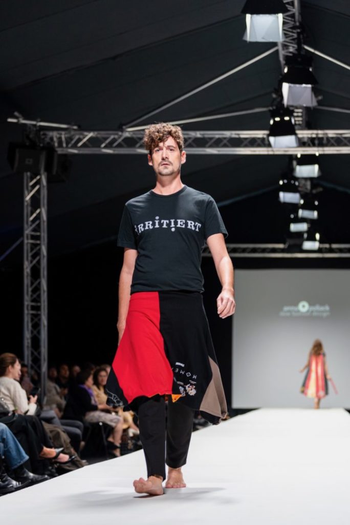 anna_pollack_viennafashionweek24, anna * pollack, Mario Klein im Hosenrockpulli, Ansicht Vorne, Rock