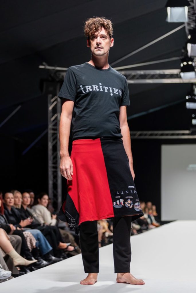 anna_pollack_viennafashionweek24, anna * pollack, Mario Klein im Hosenrockpulli, Ansicht schräg, Rock