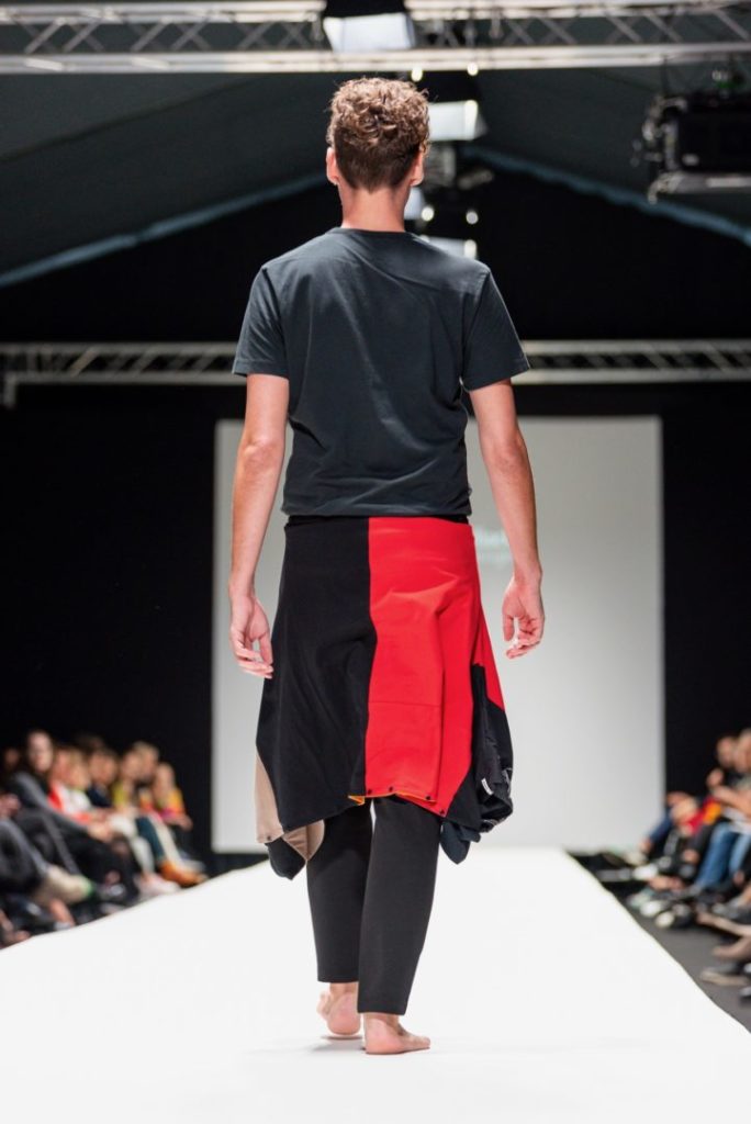 anna pollack viennafashionweek24, anna * pollack, Mario Klein im Hosenrockpulli, Ansicht Rücken, Rock