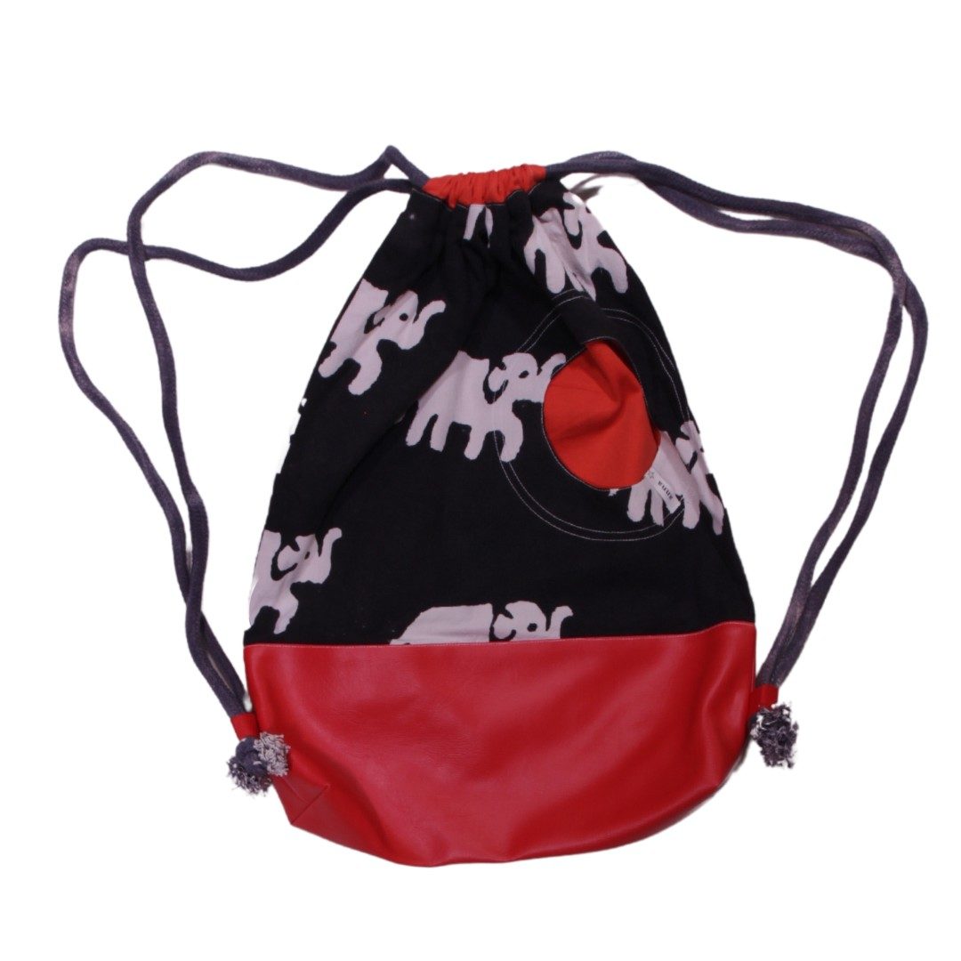 anna * pollack, Beutelbag, Oberteil schwarz mit Elefanten, Unterteil rotes Kunstleder, runde Tasche rot, Träger grau, Ansicht zugezogen