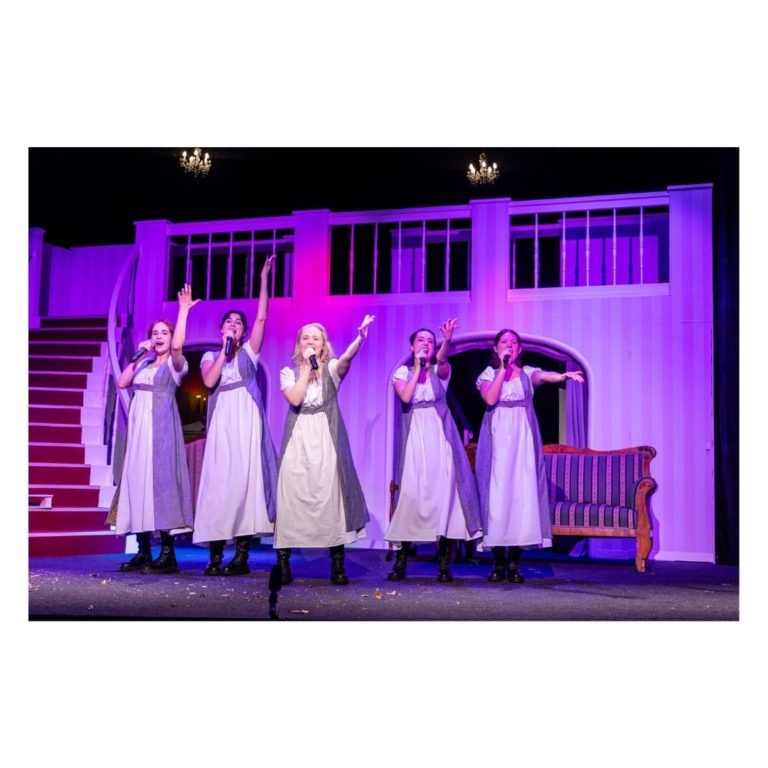 anna pollack, Beitragsfoto, Stolz und Vorurteil (oder so), 5 Dienstbotinnen nach Jane Austen in weißen Empirekleidern und grauen Überkleider.