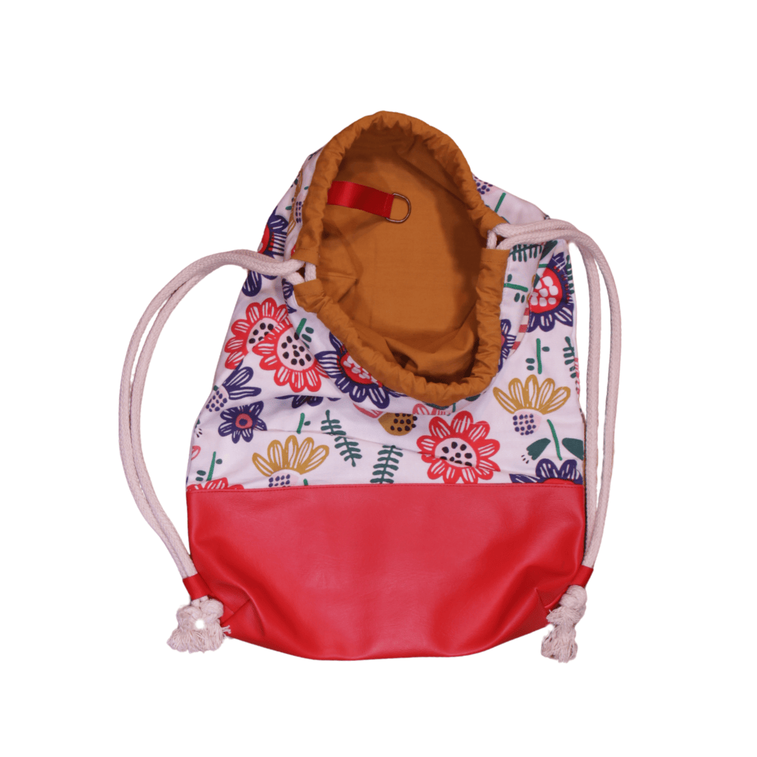 anna * pollack, Beutelbag, Oberteil Blumenmuster, Unterteil rotes Kunstleder, rot-weiß gestreifte Tasche, Innenfutter curry, Träger cremefarben, Ansicht offen